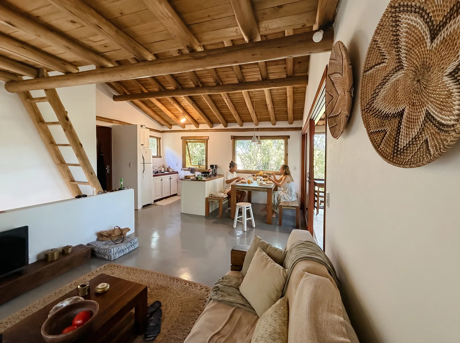 Deck ao sol da tarde · laranja entre as quatro e as seis.