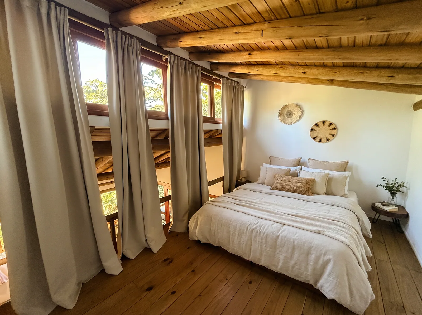 Mezanino aberto · um refúgio no alto da sala.