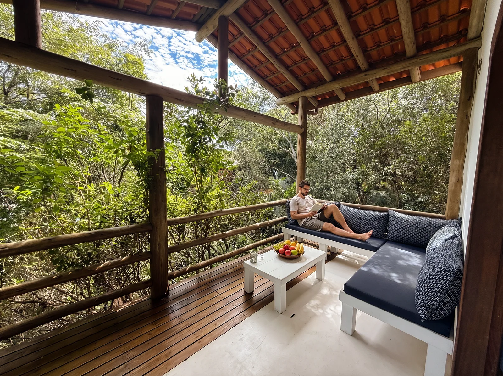 Quarto íntimo · texturas de madeira e luz baixa.
