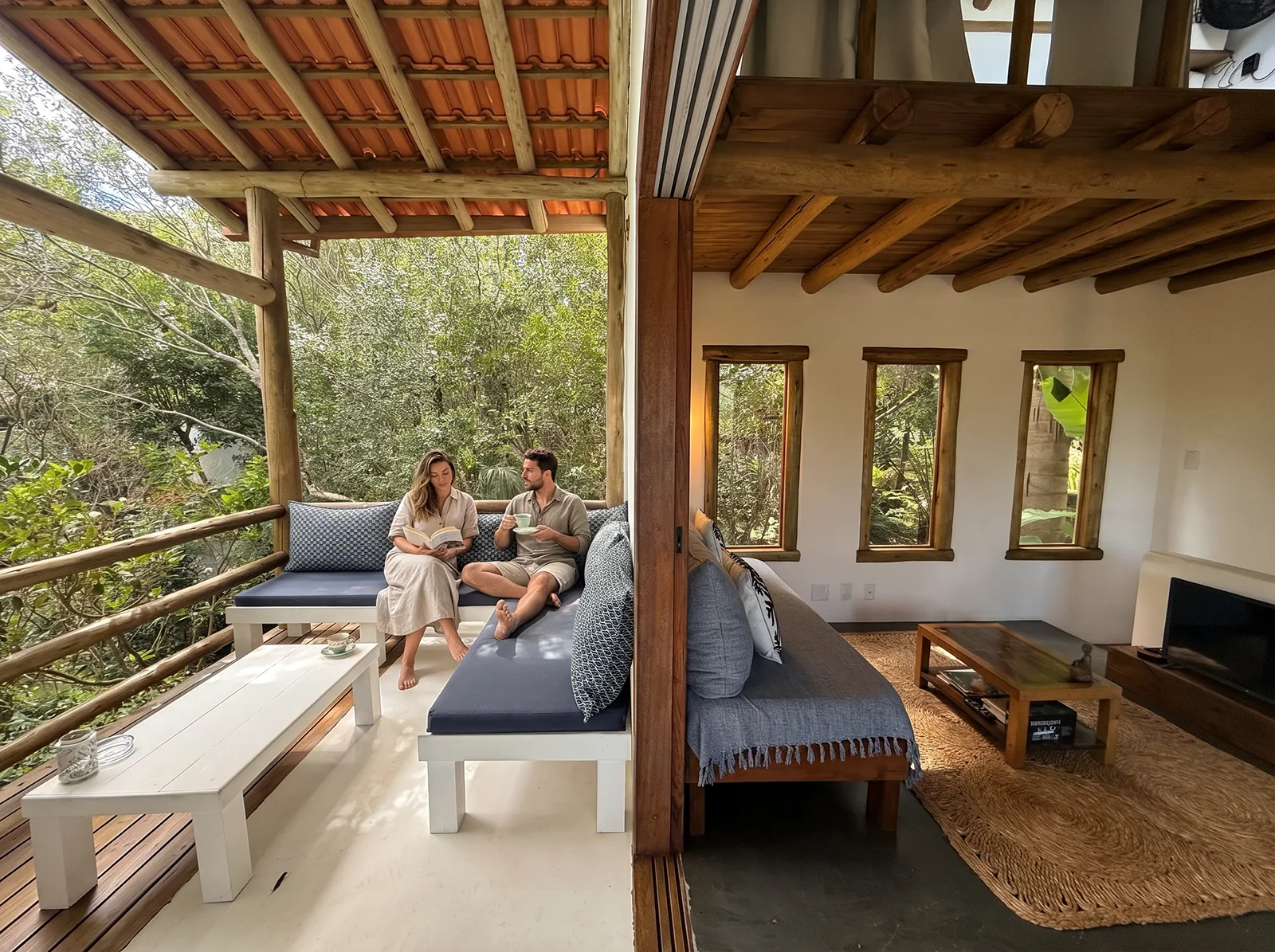 Cozinha compacta · virada para dentro da mata.