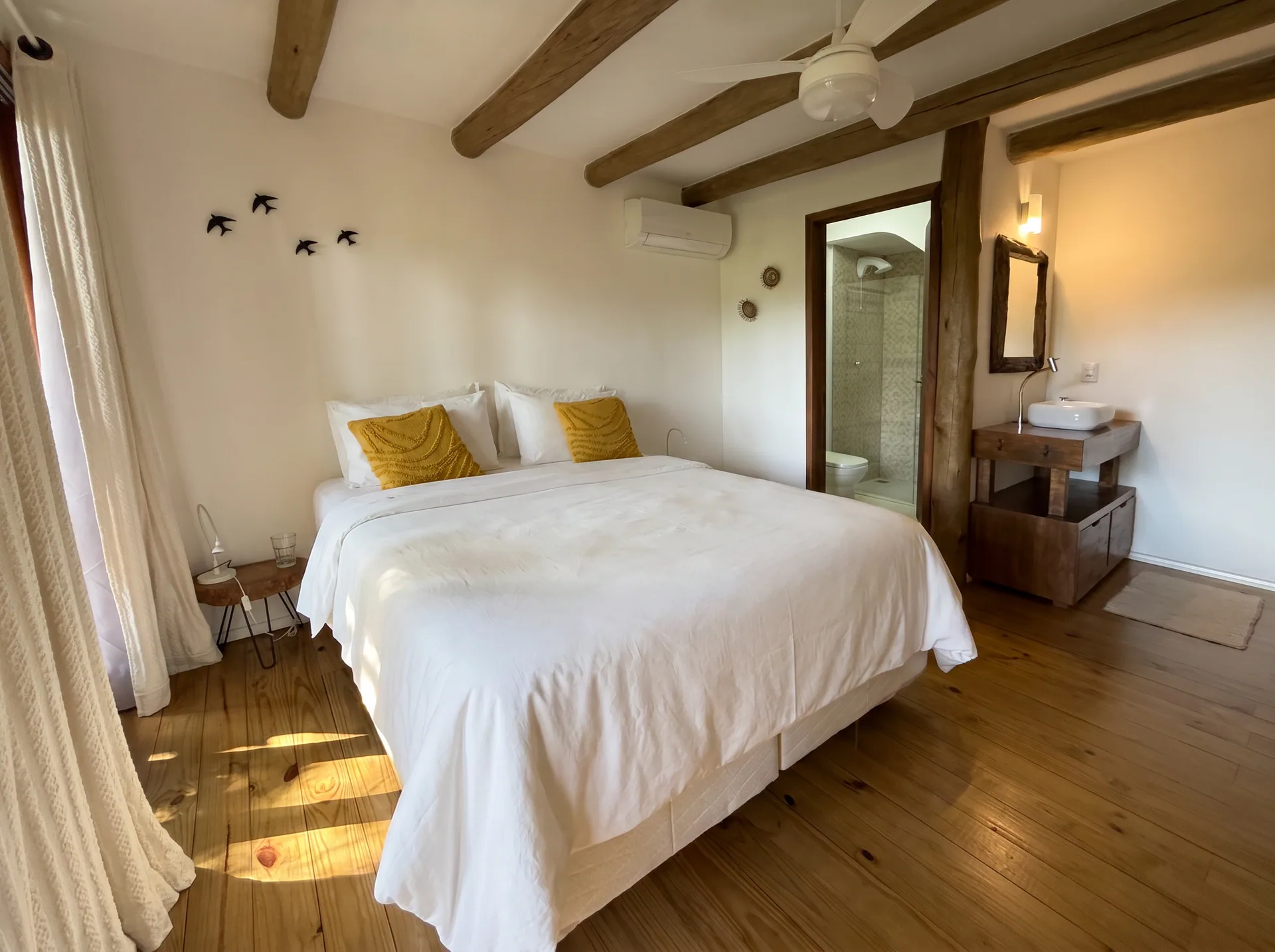 Quarto Suite principal com outra perceptiva.